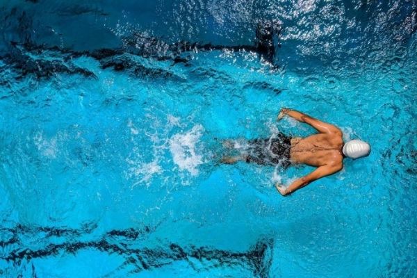 6 กีฬาที่สามารถทำได้คนเดียว ใคร ๆ ก็เล่นได้ - ว่ายน้ำ